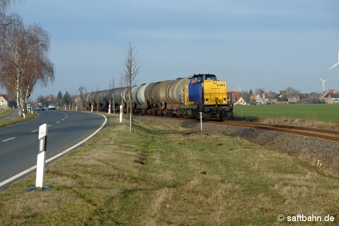 Vor 10 jahren am 12.03.2009 ist Lok V141 mit einer Kesselwagengruppe aus Zörbig hinter Heideloh in Richtung Bitterfeld Nord unterwegs: An gleicher Stelle plant die Stadt Sandersdorf-Brehna ihr neu errichtetes Industriegebiet 