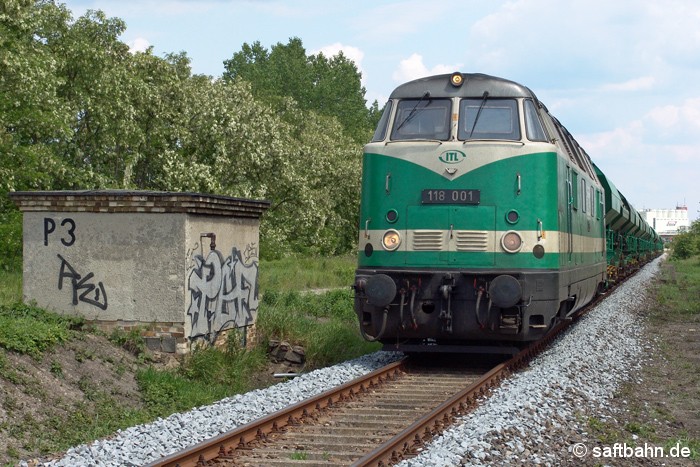 Schotter für die Streckenertüchtigung vor 13 Jahren: ITL´s 118 001 hat am 08.06.2006 einen Ganzzug mit neuem Gleisschotter zur