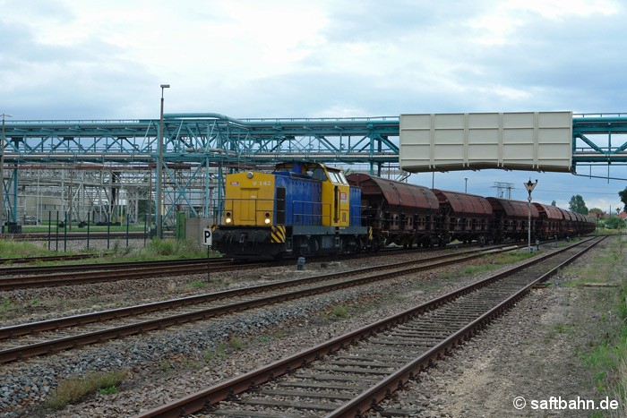 Mit einem Getreidezug aus Tschechien, fädelt sich am 15.07.2011 Lok V142 in Bitterfeld Nord auf die Saftbahnstrecke nach Zörbig ein. Den Zug hat die DB- Tochter Railion bis zum Bahnhof Bitterfeld traktioniert, welchen die Regiobahn Bitterfeld auf der letzten Meile zum Empfänger weiterfährt.