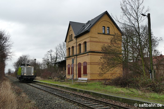 Großzöberitz am 12.01.2019: Lok V133 ist an diesem Tag nach Zörbig unterwegs und fährt dabei am strahlend-leuchtendem Bahnhofsgebäude vorbei. Der Innenausbau ist noch nicht ganz fertiggestellt: Eine Zukunftswerkstatt für Kunst, Architektur und Natur soll etabliert werden.