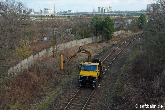 Standartgemäß erfolgt zum Anfang eines jeden Jahres der Verschnitt von Bäumen und Büschen entlang der Saftbahnstrecke. 
Mit Hilfe eines Zweiwege-Unimogs mit Schneidwerk, waren die Arbeiten am 11.02.2014 zur Hälfte erledigt. In Bitterfeld Nord  befindet sich das Fahrzeug bereits auf dem Rückweg nach Zörbig.  Im Hintergrund ist der Chemiepark von Bitterfeld-Wolfen zu erkennen.