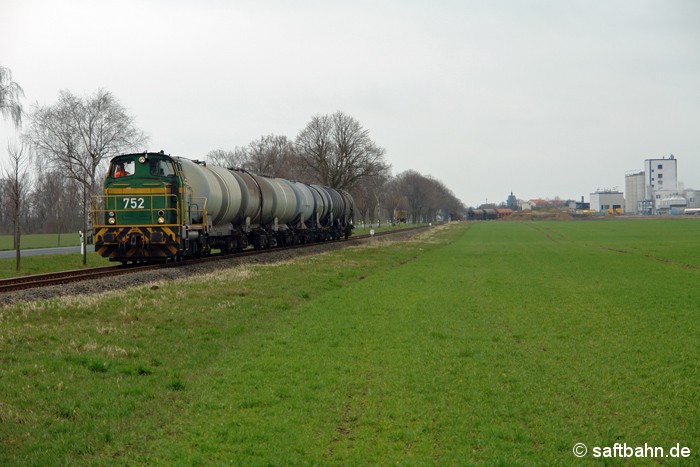 Mit einer kurzen Ethanolwagengruppe ist DE 752 am 23.03.2009 in Zörbig