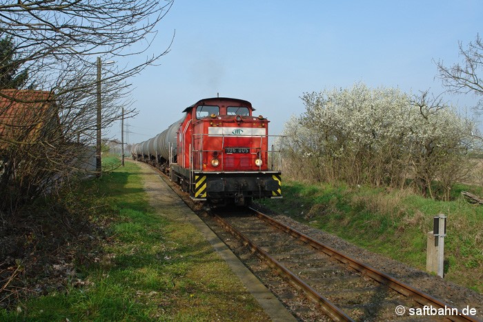 Leihweise war 106 005 der ITL-Eisenbahngesellschaft bei der Regiobahn Bitterfeld im Einsatz: Am 02.04.2014 war die V60 (Ost) Lok auf Durchfahrt in Großzöberitz, welche eine Wagengruppe aus Zörbig am Haken hatte.