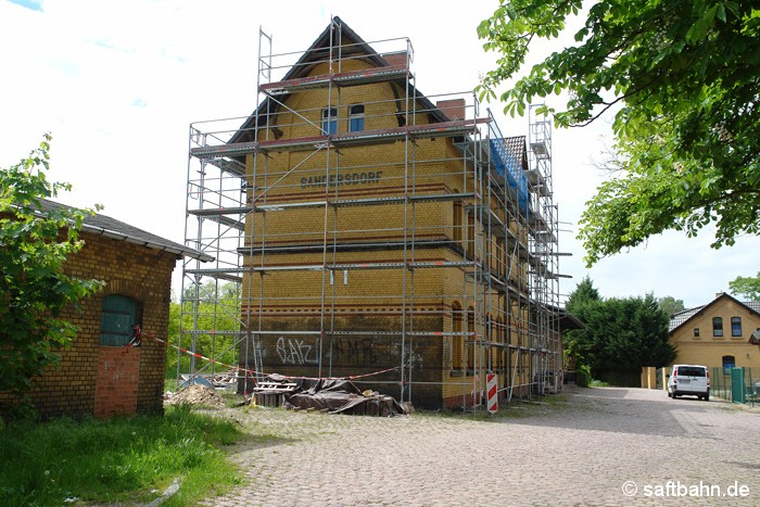 Das Bahnhofsgebäude von Sandersdorf am 23.05.2013: Als erstes Gebäude entlang der 