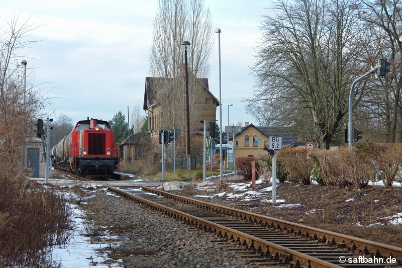 Ein Hauch von Winter: Auf Ortsdurchfahrt in Sandersdorf war dieser Ethanolzug am 17.12.2012 nach Bitterfeld Nord. Die Bespannung erfolgte an diesem Tag durch V133 der RBB/Captrain.