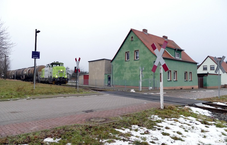Etliche unbeschrankte und ungesicherte Bahnübergänge müssen die Züge zwichen Bitterfeld und Zörbig queren. Der wohl spektakulärste liegt wohl in der Ortschaft Heideloh. Aufgrund des Gleisverlaufes direkt hinter einem Wohnhaus, ist das Sichtdreieck zwischen Bahn und Straße nicht gegeben. Aus diesem Grund hält der Schienenverkehr vor dem Bahnübergang, welcher dann vom Zugpersonal gesichert wird. Am 31.01.2017 kommt der Kesselzug aus Zörbig vor dem Überweg in Heideloh mit Captrain-Lok 650 093-4 gerade zum halten.