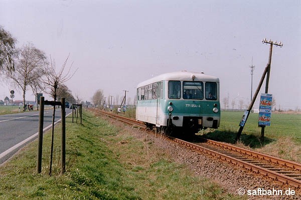 Telegrafenmasten als Plakathalter:  Triebwagen 771 054 als RB 37484 nach Bitterfeld, fährt am 26.04.2002 bei Heideloh an den zahlreichen Partei-Werbeplakaten der bevorstehenden Landtagswahl vorüber.

Die Wahl brachte einen  Regierungswechsel mit sich und damit auch das Aus für etliche Nebenstrecken im Land Sachsen-Anhalt. Darunter war leider auch die Saftbahnstrecke.
