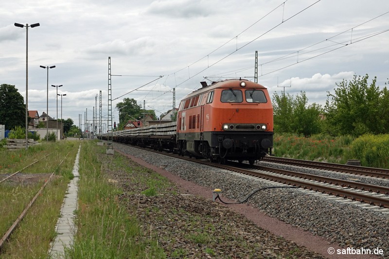 Als DGS 56218 Laußig - Bad Kleinen durchfährt am 31.05.2020 die mit einem Schwellenzug bespannte 225 100-7 (BBL 16) die rückgebauten Gleisanlagen im Bahnhof Stumsdorf. Auf dem einstigen Gleis 3 (Mitte) sind mit dem Bahnhofsumbau in 2019-2020 neue Oberleitungsmasten auf dem Schotteroberbau gesetzt worden. Das Gleis 3 samt Weichenverbindungen wurden  bis Oktober 2002 für den Schienenpersonennahverkehr genutzt und spielte auch betrieblich für die Triebwagenleerfahrten nach Halle/S. eine Rolle.