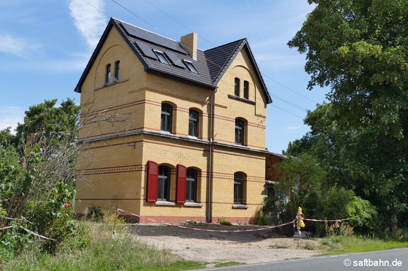Großzöberitzer Bahnhofsgebäude im neuen Glanz: Am 10.07.2016 erstrahlte bereits das restaurierte Gemäuer des einstigen Bahnhaltepunktes zwischen Zörbig und Heideloh. 
Nach Gründung und Übernahme des Gebäudes durch den Verein 
