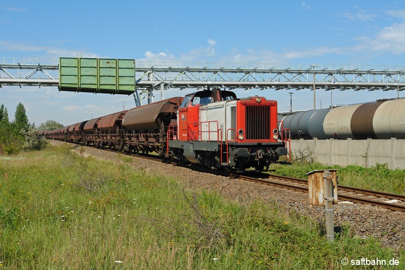 Im Streckengefälle kurz vor Bitterfeld Nord, erreicht am 18.08.2011 der Agroleerzug aus Zörbig mit V133 den Chemiepark und steuert zielstrebig den in rund zwei Kilometern entfernten Übergabebahnhof Bitterfeld an. 