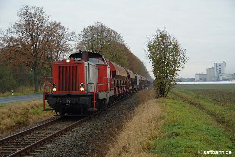 Große Mengen an ausländischem Mais, erhielt in 2011 das Verbio Werk zum Produktionsstandort nach Zörbig geliefert. Erfreulicherweise geschah dies über die Schiene. Lok V133 hat am 19.11.2011 einen Leerwagenzug aus dem Anschlussgleis gezogen und wird in wenigen Augenblicken nach Bitterfeld Nord abfahren.