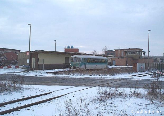 Kurzer Zwischenstop für die Regionalbahn 37483 aus Stumsdorf am Bahnsteig des Haltepunktes Grube Antonie in Bitterfeld Nord. Ferkeltaxe 771 038 bestreitet am 30.12.2001 den Pendelverkehr auf der Saftbahnstrecke und wird sich nun auf den noch rund 2 Kilometer langen Weg zum Bitterfelder Bahnhof machen. 