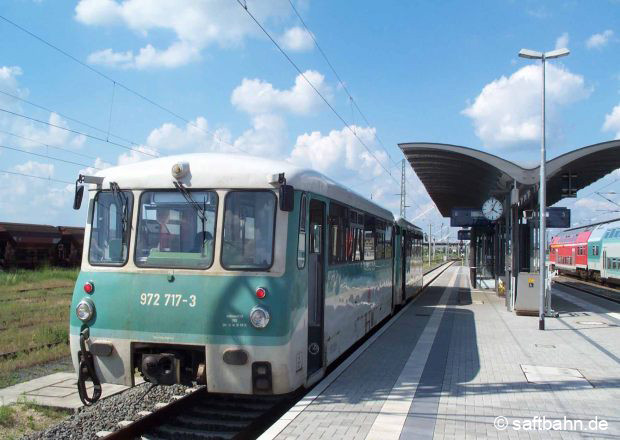 Es wird das Jahr des Abschieds sein: Am 30.05.2002 wartet das Triebwagengespann 772 717 mit samt Steuerwagen 972 717 am Bitterfelder Bahnsteig 6 auf Reisende nach Stumsdorf. Zu diesem Zeitpunkt stand bereits die Einstellung des Nahverkehrs auf der 