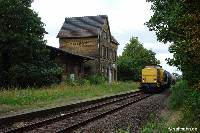 Durchfahrt von V141  mit ihrem Zörbiger-Kesselzug in Großzöberitz: Am 23.07.2011 liegt das Bahnhofsgebäude mit dem kleinen Güterschuppen des gleichnamigen Ortes noch im Dornröschenschlaf. Erst Jahre später kam mit dem Verkauf an Privatleute und Verein Bewegung in die Rettung und Sanierung des Gebäudes.