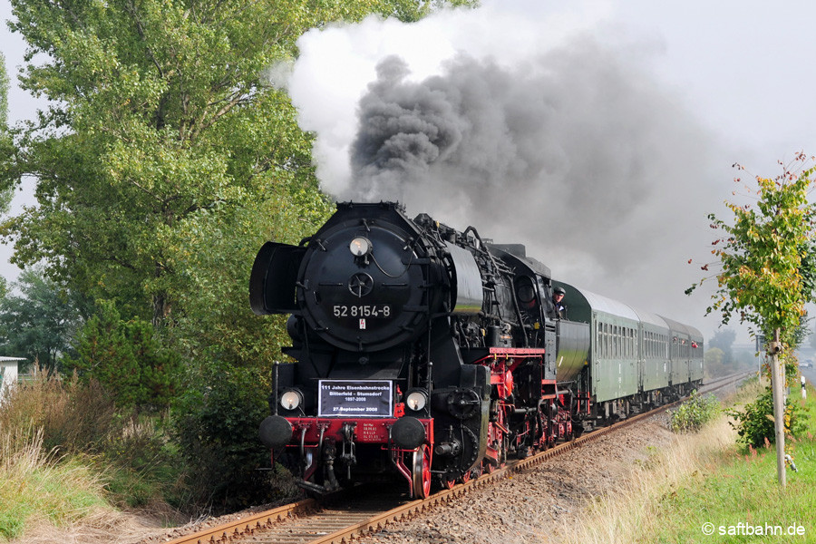 111. Jahre Saftbahnstrecke Bitterfeld-Stumsdorf: Dieses ehrenwerte Jubiläum wurde am 27.09.2008 mit Sonderzugfahrten und einem Bahnhofsfest in Zörbig begannen. Zwischen Heideloh und Großzöberitz befindet 52 8154 mit ihrem Sonderzug P 113 auf den Weg von Grube Antonie nach Zörbig. 