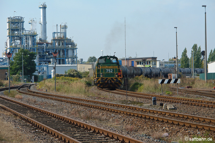 Leihweise setzte die Regiobahn Bitterfeld Lok DE 752 der Dortmunder Eisenbahn für ihre Transporte ein. Am 05.10.2010 hat die Dreiachsige Diesellok einen Kesselzug aus Zörbig am Haken und verlässt in Bitterfeld Nord den ehemaligen Haltepunkt Grube Antonie. Der Lokrangierführer hält sich bereits bereit, um die Fuhre mit einer Sägefahrt in den RBB-Rangierbahnhof umzusetzen.