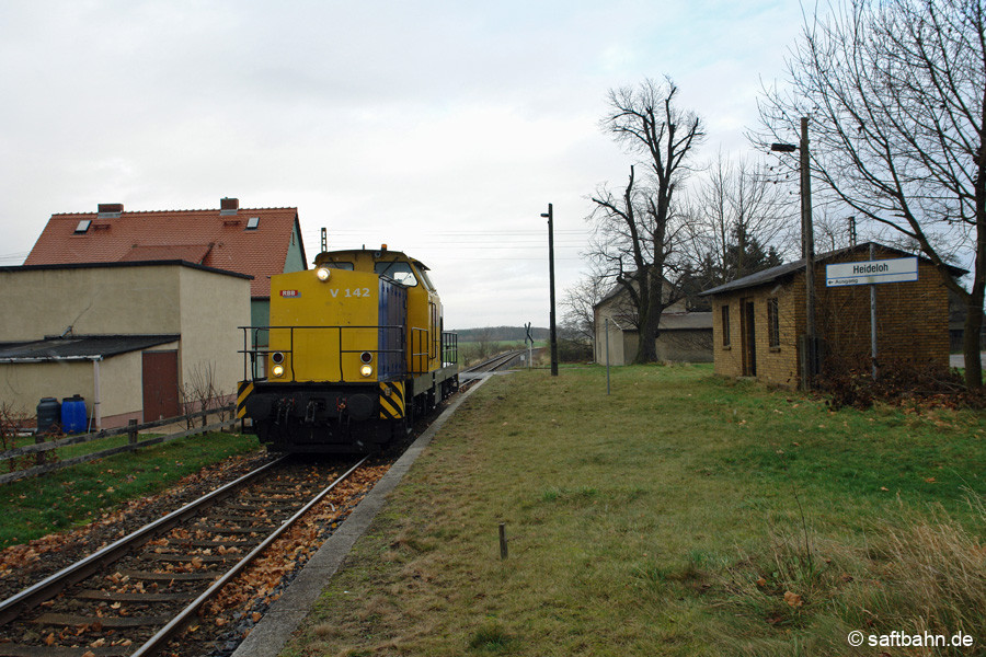 Eilig zum Einsatzort: Am 23.11.2008 ist V142 zur Autobahnbrücke 9 gerufen worden, um einen liegengebliebenen Güterzug mit V133 abzuschleppen. Bei der Ortsdurchfahrt in Heideloh hat sie fast ihr Ziel erreicht.  