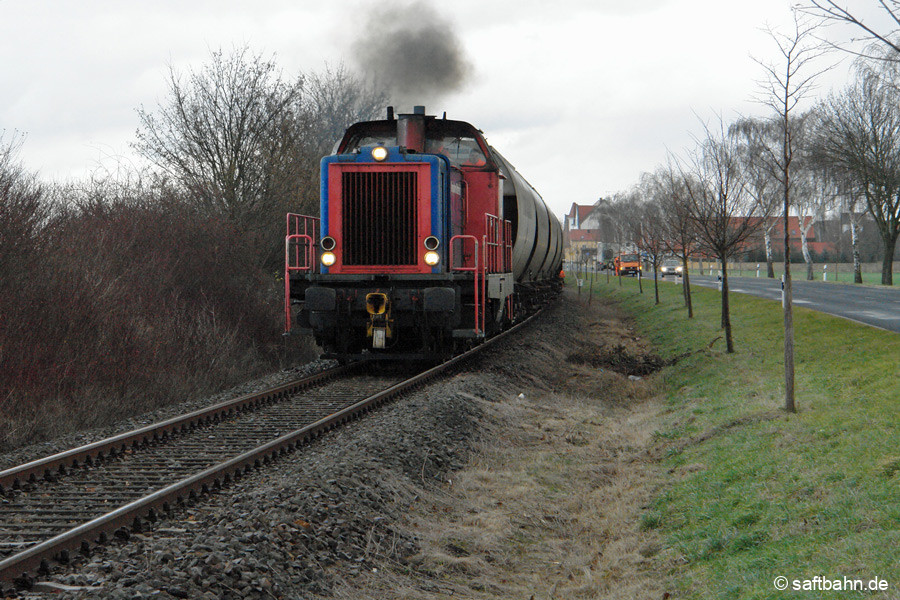 Ein grauen Dezembertag herrschte am 03.12.2007. Das trübe Wetter begleitete den an diesem Tag verkehrenden Getreidezug aus Tschechien, welcher von Bitterfeld nach Zörbig mit V133 und DE 752 am Zuschluß traktioniert wurde. Hinter Großzöberitz befindet sich die Bedienfahrt auf der Zielgeraden, dem Zörbiger Gewerbe- und Industriepark 