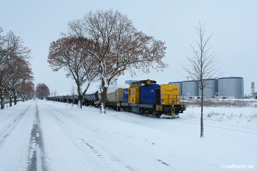 Tief verschneit präsentierte sich zu Jahresbeginn im Jahr 2010 der Landkreis Anhalt-Bitterfeld und damit auch die Saftbahnstrecke. Den ersten Ethanolzuges des Jahres holte am 04. Januar die damals noch bei der RBB im Dienst stehende V146 in Zörbig ab. Mit einer extra Ladung Schnee auf den Kesselwagen, ging es nach Bitterfeld.