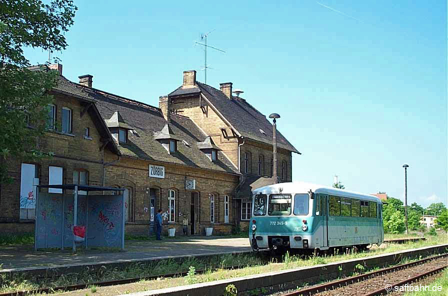 Aus Bitterfeld hat in Zörbig am 21.05.2002 die Regionalbahn nach Stumsdorf gehalten. Nach einer Zugmeldung durch die Fahrdienstleiter der beiden Betriebsstellen Zörbig und Stumsdorf, erhält der Triebwagen in wenigen Augenblicken durch den Bahnbediensteten ein Zp9-klassisches  Abfahrsignal.