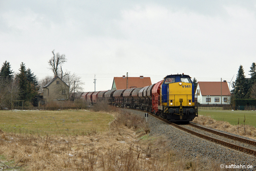 Die Anlieferung von größeren Getreidemengen per Bahn zum Zörbiger Ethanolwerk oblag Ende der 2000er der Deutschen Bahn. Am 16.02.2009 hat V141 der RBB den Auftrag den entladenen Cargo-Wagenzug von Zörbig nach Bitterfeld zu überführen und beschleunigt diesen in der Ortschaft Heideloh.