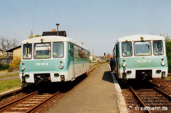 Ohne die Zugkreuzungsmöglichkeit in Sandersdorf, wäre der werktägliche Stundentakt auf der „Saftbahnstrecke“ nicht möglich gewesen. Am Nachmittag des 30.04.2001 treffen sich 772 179 aus Stumsdorf und 772 367 nach Bitterfeld im hiesigen Bahnhof.