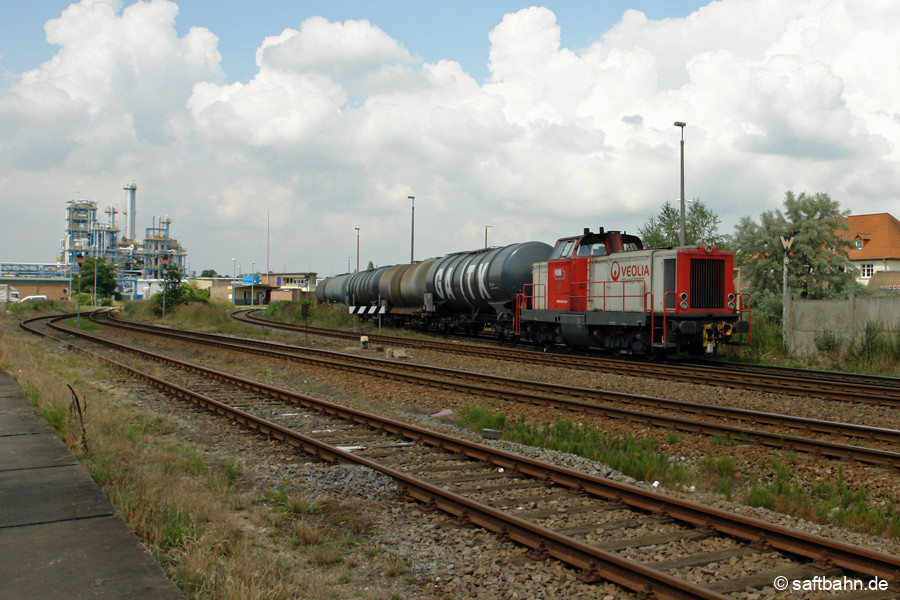 Mit einem für die Abstellung in Bitterfeld Süd bestimmten Ethanolzug, schiebt am 02.07.2009 die RBB-Lok V133 diesen in Bitterfeld Nord in Richtung des dort befindlichen Rangierbahnhofs. 
In Bildmitte ist der einstige Haltepunkt Grube Antonie nebst Wartehalle noch gut zu erkennen.