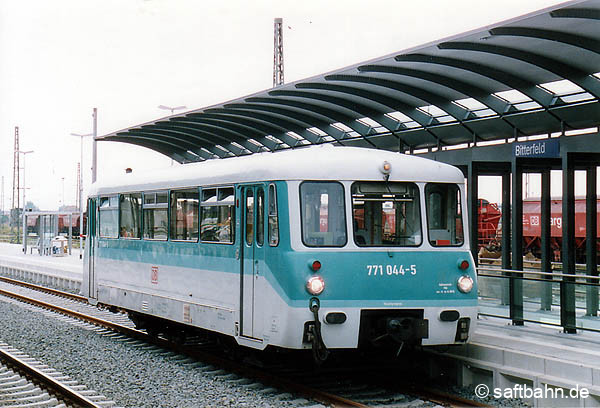Im Rahmen der Erneuerung des Bahnsteiges 5/6 in Bitterfeld, verkehrten zwischen Sandersdorf und Bitterfeld für 6 Monate keine Reisezüge. Am 02.08.2000 war es soweit: Am neuen Bahnsteig 5 stand LVT 771 044 für die Fahrgäste nach Stumsdorf bereit.