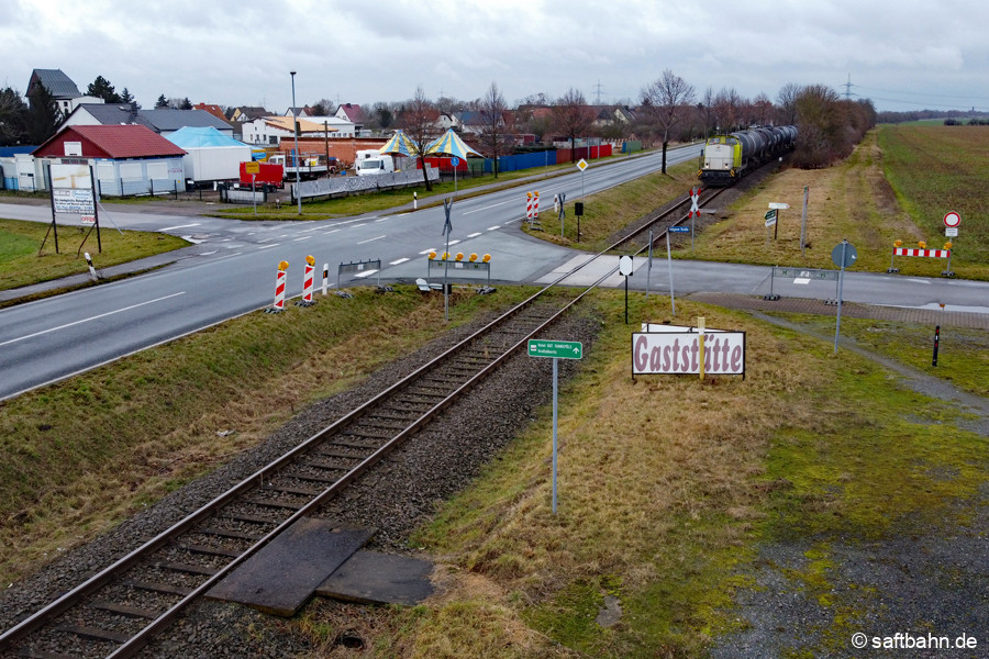Unmittelbar vor der Sperrung und Sanierung des Bahnübergangs zum Großzöberitzer Gewerbegebiet, nähert sich am 22.01.2022 Lok V141 mit einem Bioethanolzug nach Bitterfeld.
Gut zu erkennen sind die verlegten Betonplatten am Bahngleis. Sie dienten einst dem Zugbegleiter zum Ausstieg, um den Bahnübergang mit Handfahne zu sichern.